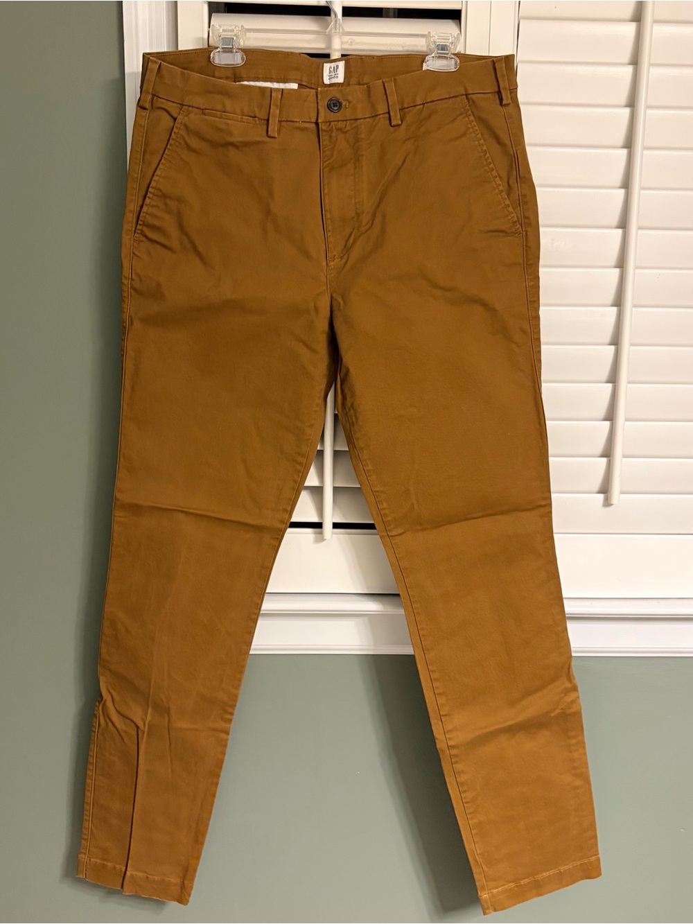 GAP Men's Chino Pants in Camel Brown